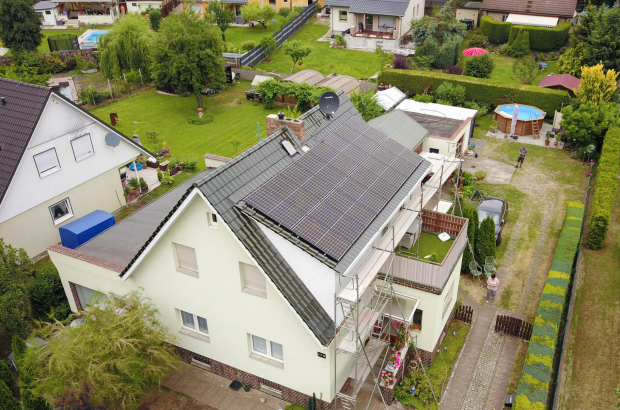 Schönwalde-Glien - 16 Solarmodule auf einer Gaube