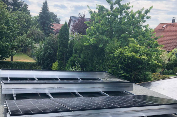 Flachdach mit leistungsstarken Solarmodulen