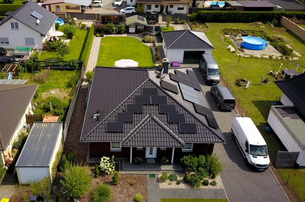 Leegebruch - Edle schwarze Solarmodule auf Schwarz