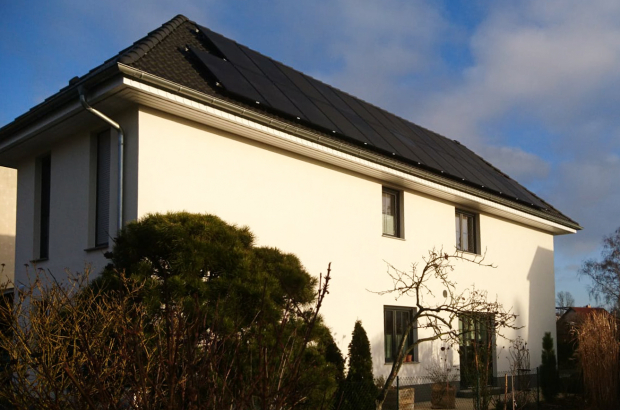 Berlin - Schwarze Solarmodule auf schwarzem Dach